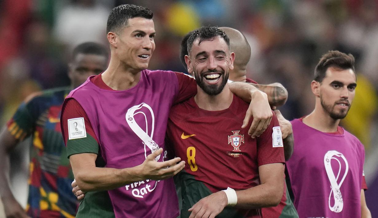 Piala Dunia 2022 baru saja menyelesaikan seluruh 32 laga hingga berakhirnya matchday kedua pada fase grup. Dari seluruh laga, tercatat telah terjadi 10 kali hukuman penalti, di mana 8 di antaranya sukses menjadi gol. Berikut 8 pemain yang sukses mencetak gol dari titik penalti hingga berakhirnya matchday kedua pada fase grup Piala Dunia 2022. (AP/Aijaz Rahi)