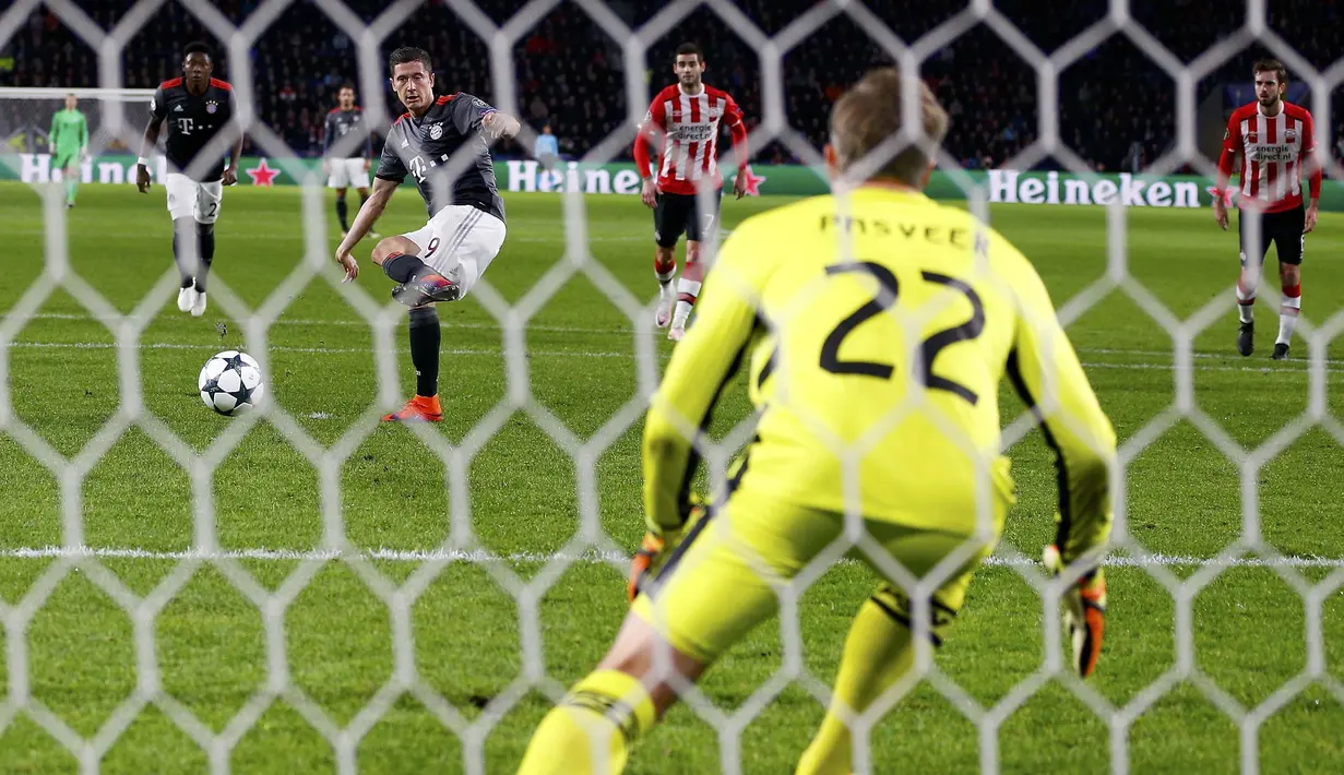 Penalti pemain Bayern Munich, Robert Lewandowski mengantarkan kemenangan timnya atas tuan rumah PSV Eindhoven pada laga grup D Liga Champions di PSV Stadium, Eindhoven, (01/11/2016). (REUTERS/Michael Kooren)