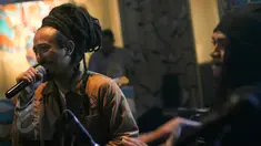 Musisi Reggae, Ras Muhamad tampil membawakan single Salam saat peluncuran album terbarunya di kawasan Kemang, Jakarta, Selasa (9/6/2015). Album yang berisi 16 lagu itu melibatkan banyak musikus reggae internasional. (Liputan6.com/Faisal R Syam)