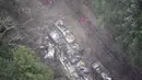 Foto udara, lokomotif Pasifik Kanada dan mobilnya terlempar keluar dari rel kereta akibat hujan lebat dan tanah longsor di Fraser Canyon dekat Hope, British Columbia, Kamis (18/11/2021). (Jonathan Hayward/The Canadian Press via AP)