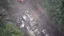 Foto udara, lokomotif Pasifik Kanada dan mobilnya terlempar keluar dari rel kereta akibat hujan lebat dan tanah longsor di Fraser Canyon dekat Hope, British Columbia, Kamis (18/11/2021). (Jonathan Hayward/The Canadian Press via AP)