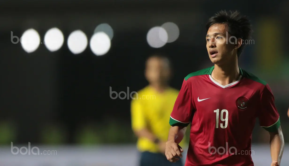 Pemain Timnas Indonesia U-19, Hanis Saghara mencetak satu gol saat Indonesia menang 8-0 atas Brunei Darusalam pada laga Grup B Piala AFF 2018. (Bola.com/Nicklas Hanoatubun)