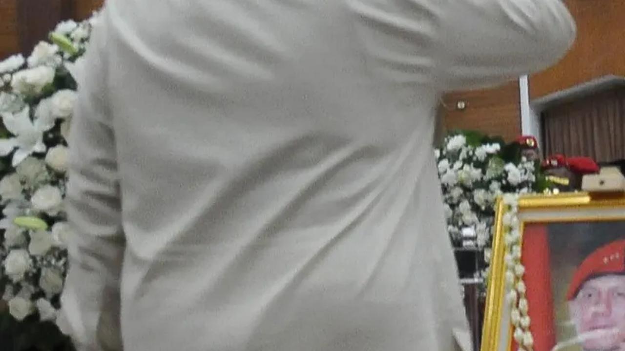 FOTO: Prabowo Beri penghormatan Terakhir di Depan Jenazah Letjen TNI Purn Doni Monardo Saat Disemayamkan di Mako Kopassus Cijantung
