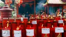 Sejumlah nama yang tertulis di kertas, tertempel di lilin saat  Tahun Baru Imlek 2567 di Kelenteng Boen Tek Bio di Tangerang, Banten (08/02). Kelenteng yang masuk dalam cagar budaya dipadati warga untuk sembahyang. (Liputan6.com/Fery Pradolo)