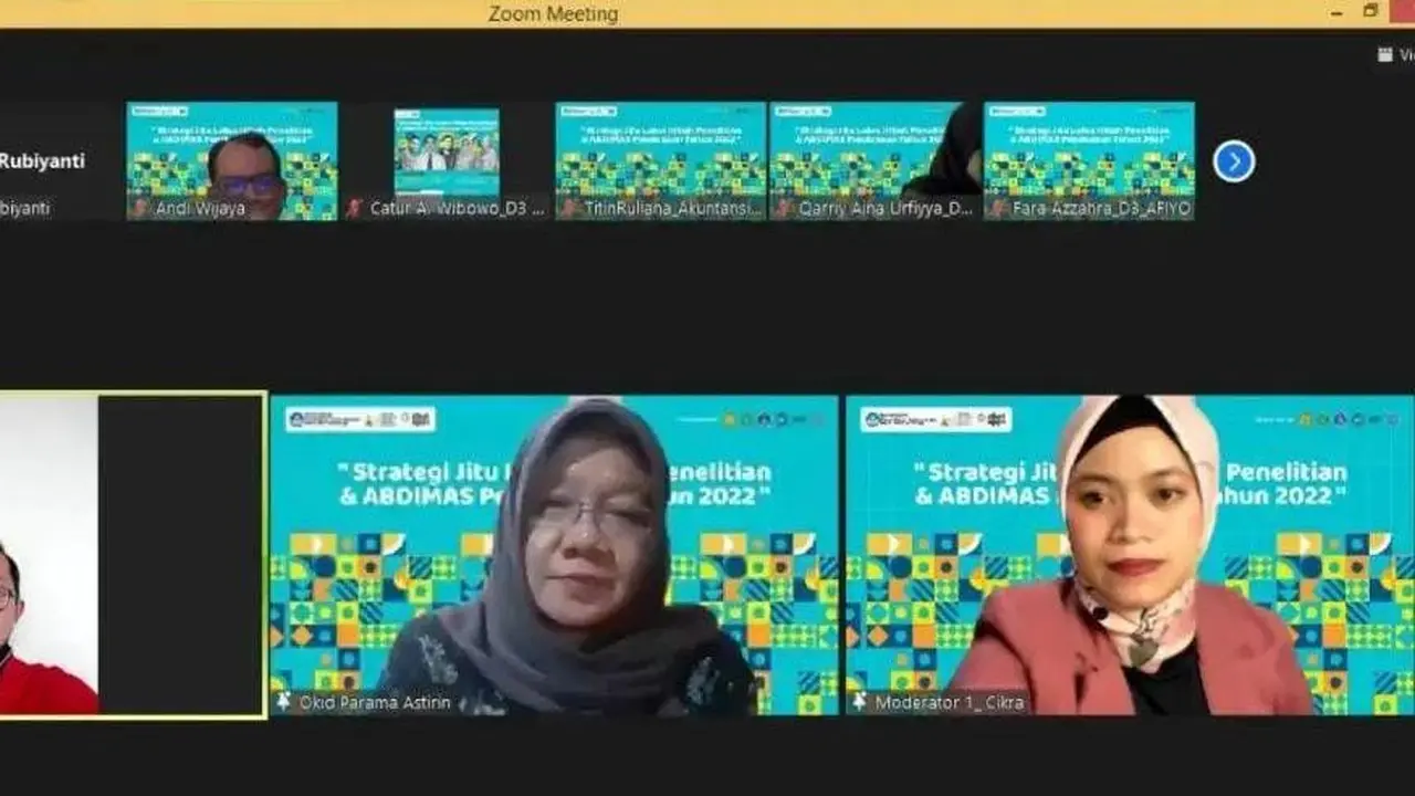 Prof. Dr. Okid Parama  Astirin saat menjadi pembicara sosialisasi dana hibah pendidikan. (Istimewa)