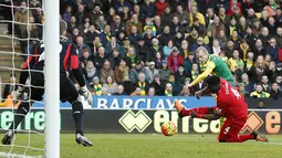 Proses terjadinya gol Norwich yang dicetak pemain anyar mereka, Steve Naismith, ke gawang Liverpool. Kekalahan itu membuat Norwich terpuruk di peringkat 16 klasemen Liga Inggris. (Reuters/John Sibley)