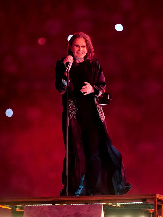 <p>Bintang rock Ozzy Osbourne tampil dalam upacara penutupan Commonwealth Games di Alexander Stadium, Birmingham, Inggris, 8 Agustus 2022. Osbourne yang tidak tampil live sejak 2017 ketika Black Sabbath mengakhiri tur terakhir mereka di Birmingham, sedang memulihkan diri dari operasi besar pada tulang belakangnya pada bulan Juni. (David Davies/PA via AP)</p>