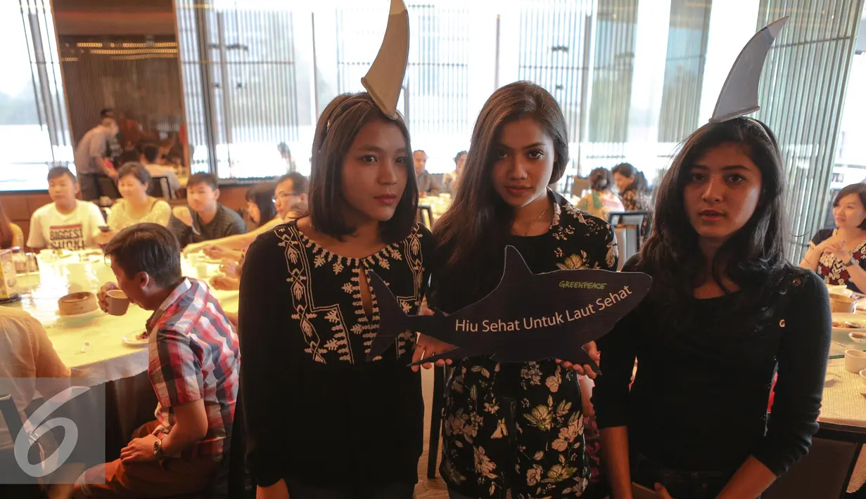 Sejumlah aktivis Greenpeace Indonesia menggelar kampanye selamatkan hiu (savesharks) di salah satu rumah makan, Jakarta, Minggu (12/7/2015). Aksi tersebut sebagai upaya menyelamatkan hiu dari kepunahan. (Liputan6.com/Faizal Fanani)