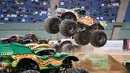 Sejumlah truk monster saat pertunjukan Monster Jam di stadion Raja Fahad, Riyadh, Arab Saudi, Jumat (17/3). Acara ini diselenggarakan General Entertainment Authority. (AFP Photo/Fayez Nureldine)