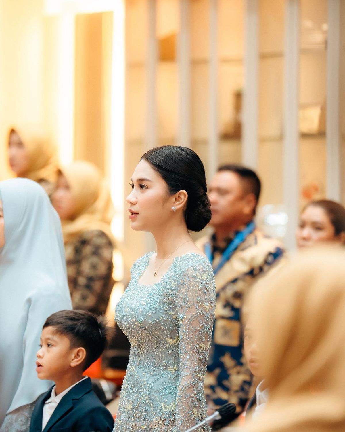 Azizah Salsha Disebut Gak Sopan karena Gandeng Ayah di Depan Ibu, Dibandingkan Almira Yudhoyono yang Lebih Santun