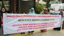 Kaum ibu yang tergabung dalam Emak-Emak Indonesia membentangkan spanduk saat aksi di Gedung Polda Metro Jaya, Jakarta, Minggu (29/9/2019). Mereka juga menuntut Presiden Jokowi memecat anggota polisi yang bertindak brutal, dan bebaskan aktivis yang masih ditahan. (Liputan6.com/Herman Zakharia)
