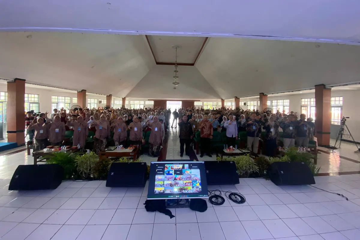 Kemenkominfo berkolaborasi dengan Dinas Pendidikan Kabupaten Sumedang, Jawa Barat melaksanakan Webinar Literasi Digital Sektor Pendidikan untuk meningkatkan literasi digital.