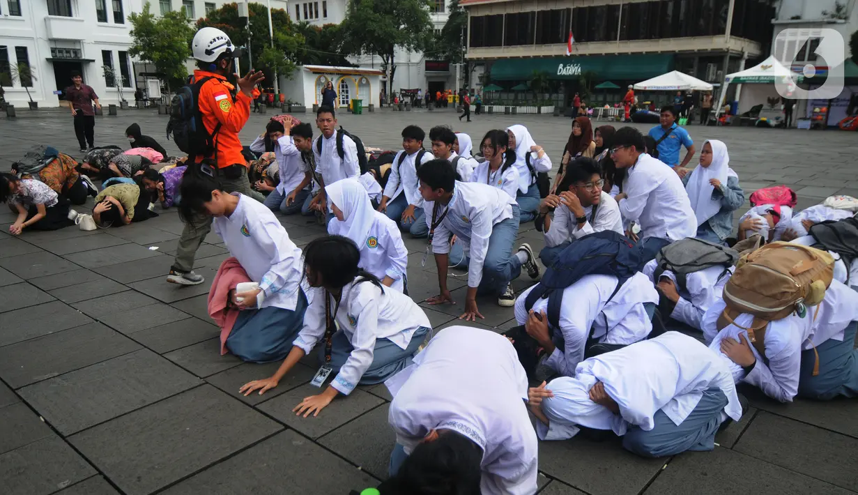 Puluhan siswa menyimak instruksi dari personel Badan Nasional Penanggulangan Bencana (BNPB) di Kawasan Kota Tua, Jakarta, Jumat (26/4/2024). (merdeka.com/Imam Buhori)