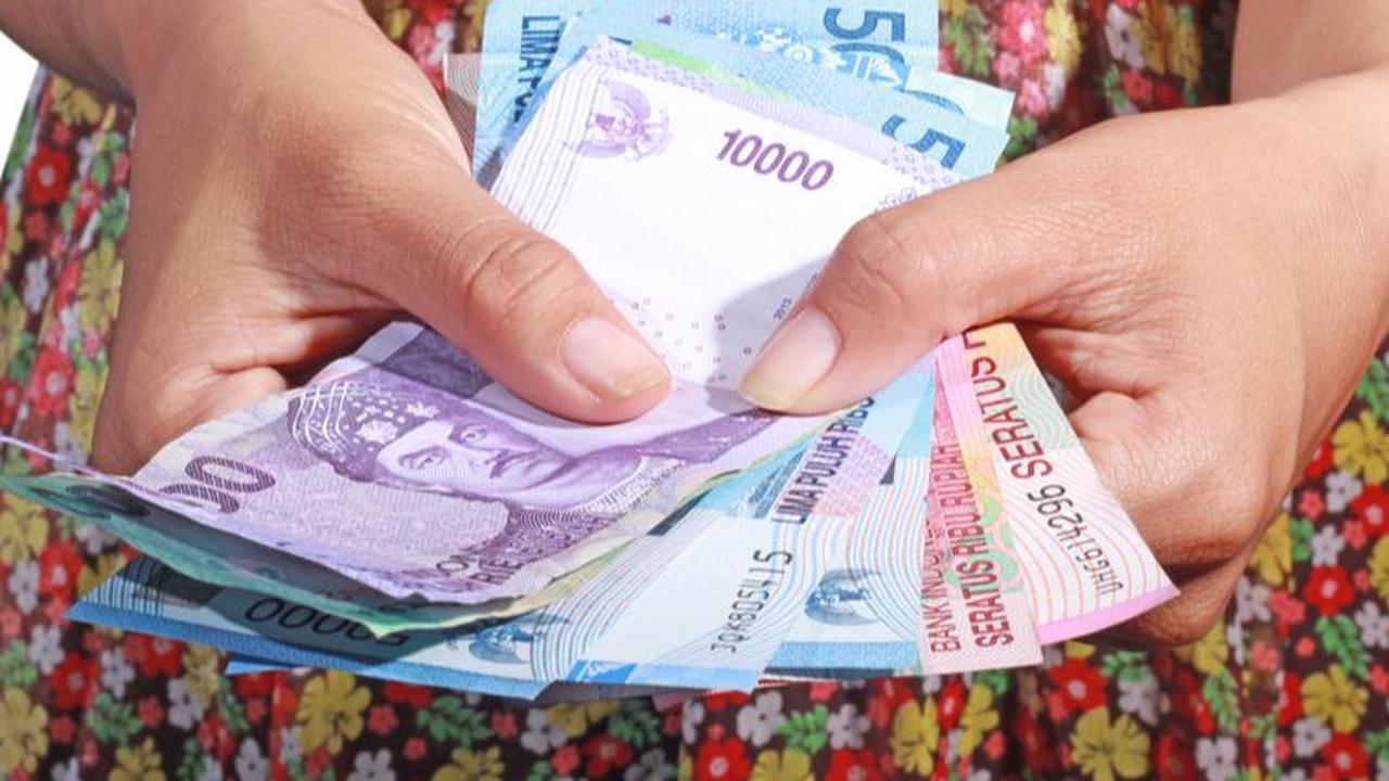 Mother Bank adalah bank eskperimental berbentuk bank keliling (bank emok) di Jatiwangi-Majalengka yang diinisiasi oleh kelompok riset artistik Badan Kajian Pertanahan.