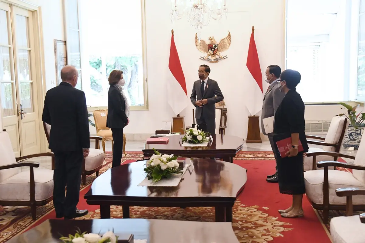 Presiden Joko Widodo (Jokowi) menyambut baik penandatanganan beberapa nota kesepahaman atau Memorandum of Understanding (MoU) kerja sama pertahanan bidang alutsista antara Indonesia dan Prancis.