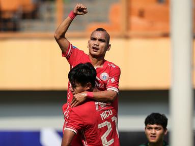 Pemain Persija Jakarta, Riko Simanjuntak melakukan selebrasi setelah mencetak gol ke gawang PSIS Semarang pada laga lanjutan BRI Liga 1 2022/2023 di Stadion Wibawa Mukti, Cikarang, Kamis (16/03/2023). (Bola.com/Bagaskara Lazuardi)