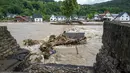 Sebuah jembatan hancur yang melintasi sungai Ahr terlihat di Schuld, Jerman, Kamis (15/7/2021). Banjir ini menyebabkan ribuan orang dievakuasi, dan memberi dampak besar ke wilayah Jerman yang berada di perbatasan Belgia, Prancis, Luxembourg, dan Belanda. (Harald Tittel/dpa via AP)