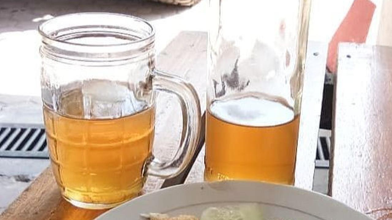 Warung ini menjual beberapa minuman pendamping rujak cingur, mulai es jeruk, es sinom, hingga es dawet