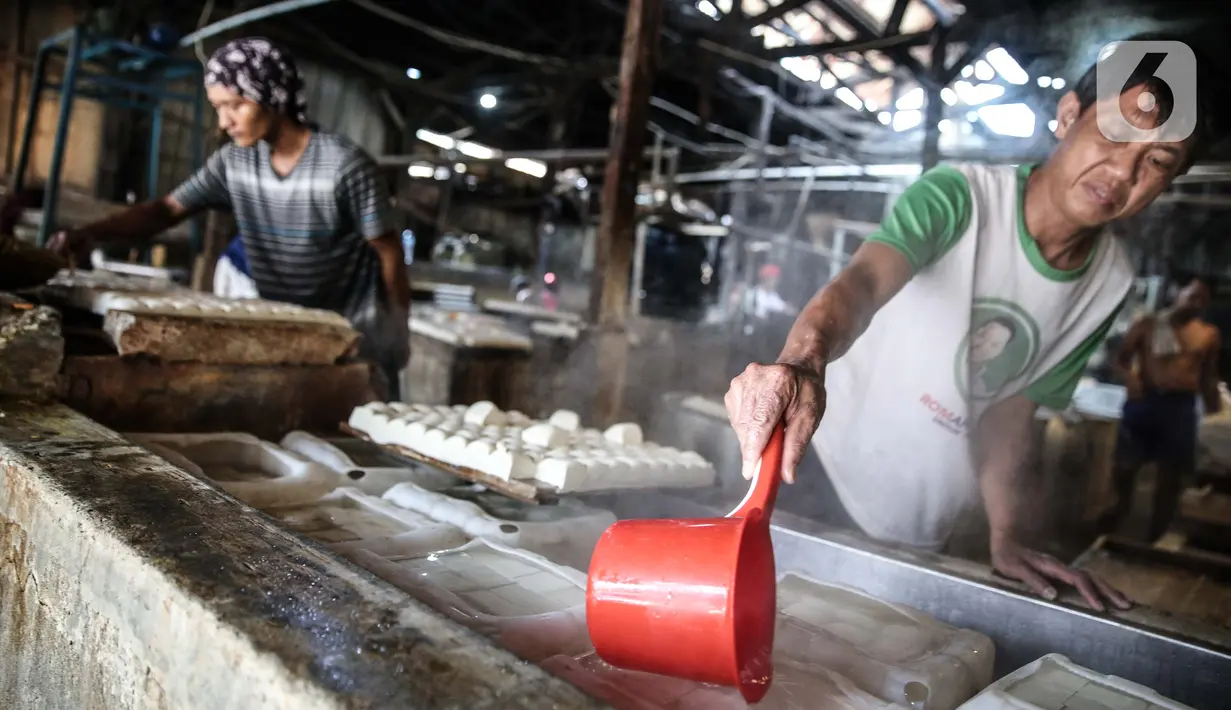 Pekerja beraktivitas di industri pembuatan tahu di Duren Tiga, Jakarta, Senin (3/8/2020). Pemerintah kembali meluncurkan program baru untuk membantu UMKM dalam melewati masa pandemi Covid-19, yaitu bantuan uang tunai dan kredit bunga rendah yang akan saling terintegrasi. (Liputan6.com/Faizal Fanani)