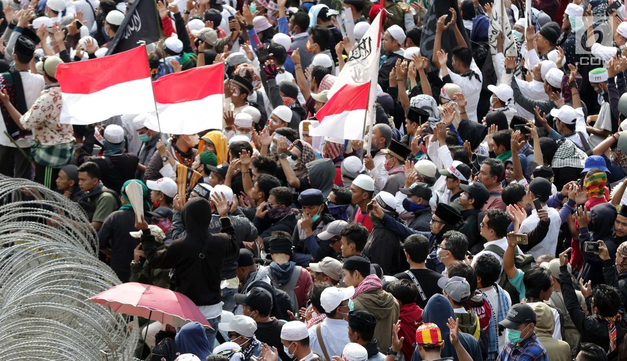 Foto Massa Aksi 22 Mei Kibarkan Bendera Merah Putih Raksasa