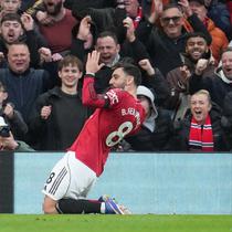 Gelandang Manchester United (MU), Bruno Fernandes, merayakan gol yang dicetaknya ke gawang Tottenham Hotspur dalam lanjutan Premier League 2025/2026 di Old Trafford, Sabtu (7/2/2026). (AP Photo/Jon Super)
