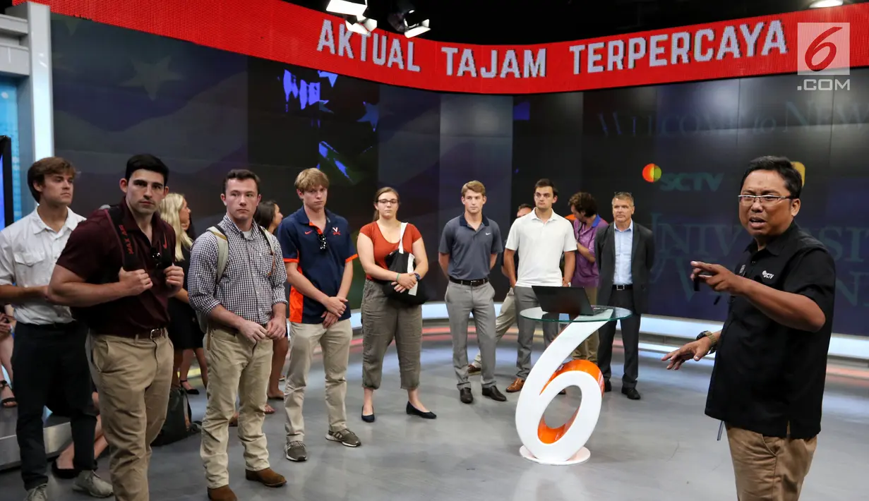 Tim SCTV saat menjelaskan kepada mahasiswa Virginia University di Jakarta, Rabu (29/5/2019). Kunjungan mahasiswa Virginia University ke SCTV tersebut untuk melihat bagaimana cara produksi sebuah program televisi dibuat. (Liputan6.com/Johan Tallo)