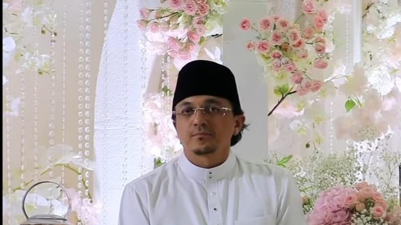 Menurut informasi yang dihimpun dari berbagai sumber, Engku Emran pria yang memiliki darah Melayu, India dan Tiongkok ini merupakan seorang Chief Executive Officer (CEO) dari media TV Synergy Sdn Bhd juga Chief Operating Officer (COO) Suria FM.