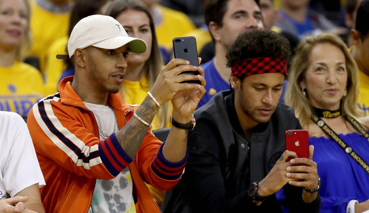 Pembalap F1, Lewis Hamilton dan Striker Barcelona, Neymar Jr menyaksikan gim kedua Final NBA antara Cleveland Cavaliers melawan Golden State Warriors di Oracle Arena, California, (4/06/2017). Golden State Warriors menang 132-113. (AFP/Ezra Shaw)