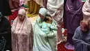 Rata-rata, umat muslim datang bersama keluarga. (Liputan6.com/Angga Yuniar)