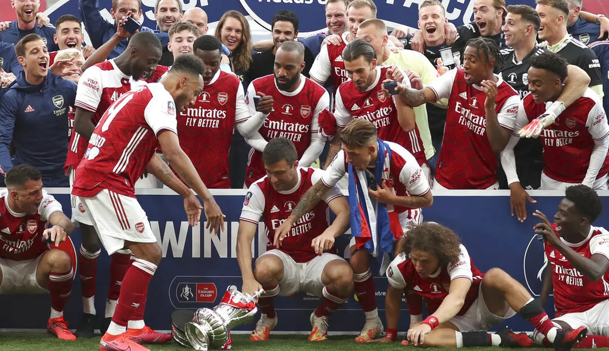 Ekspresi para pemain Arsenal ketika Piala FA terjatuh saat perayaan gelar juara di Stadion Wembley, London, Minggu (2/8/2020). Arsenal menjadi Juara Piala FA setelah menaklukkan Chelsea dengan skor 2-1. (Catherine Ivill/Pool via AP)