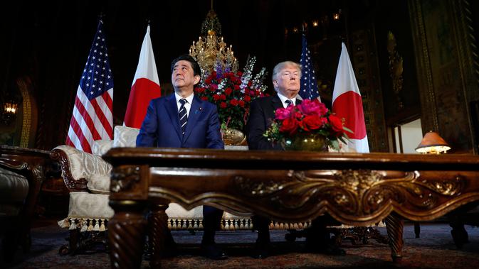Presiden AS, Donald Trump dan Perdana Menteri Jepang Shinzo Abe berbincang selama pertemuan mereka di Resor Mar-a-Lago, Florida, Selasa (17/4). Pertemuan untuk mencari pemahaman bersama mengenai masalah nuklir Korea Utara. (AP/Pablo Martinez Monsivais)