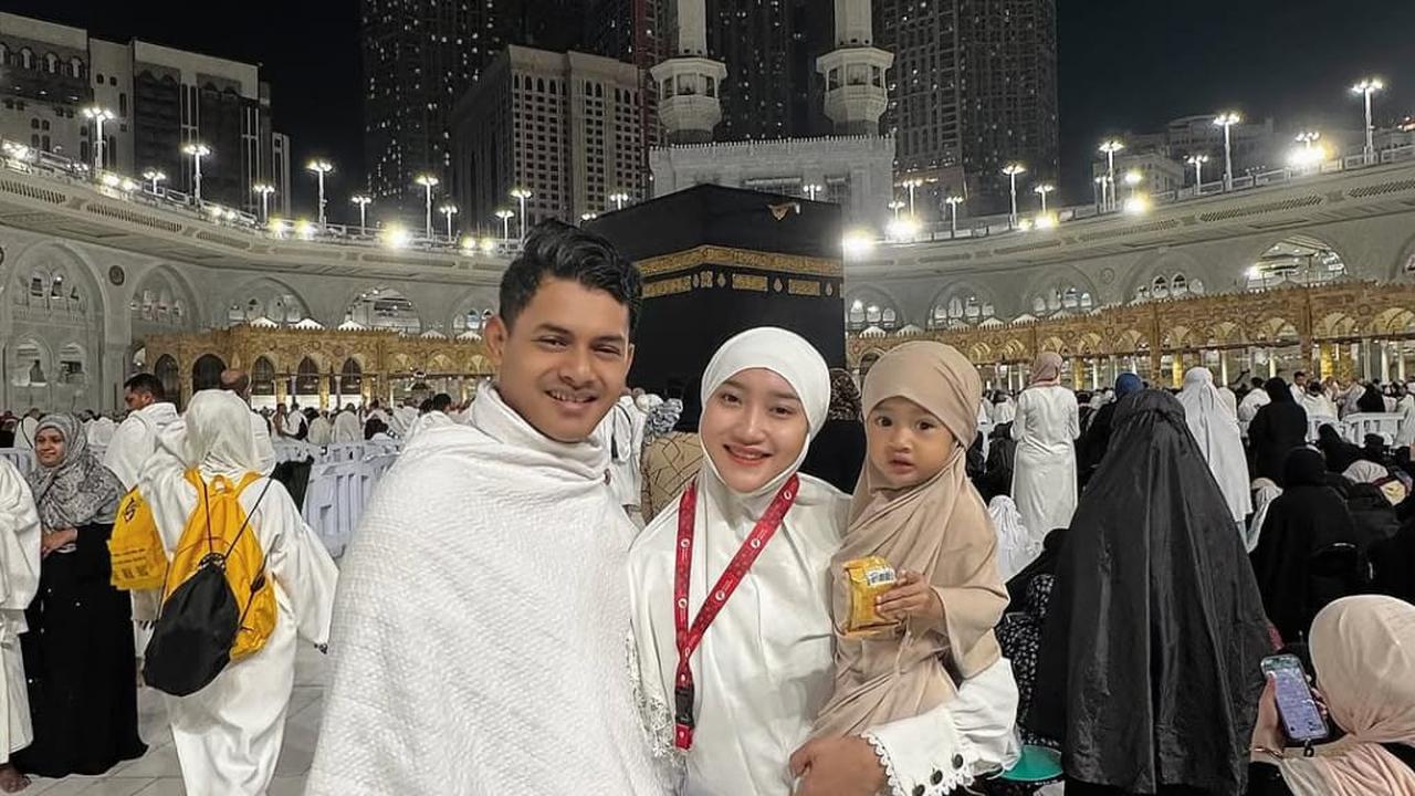 Potret Yeni Inka Berhijab saat Umrah, Kali Ini Bareng Suami dan Anak