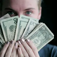 ilustrasi uang, orang kaya, keserakahan. (Photo by Sharon McCutcheon on Unsplash)