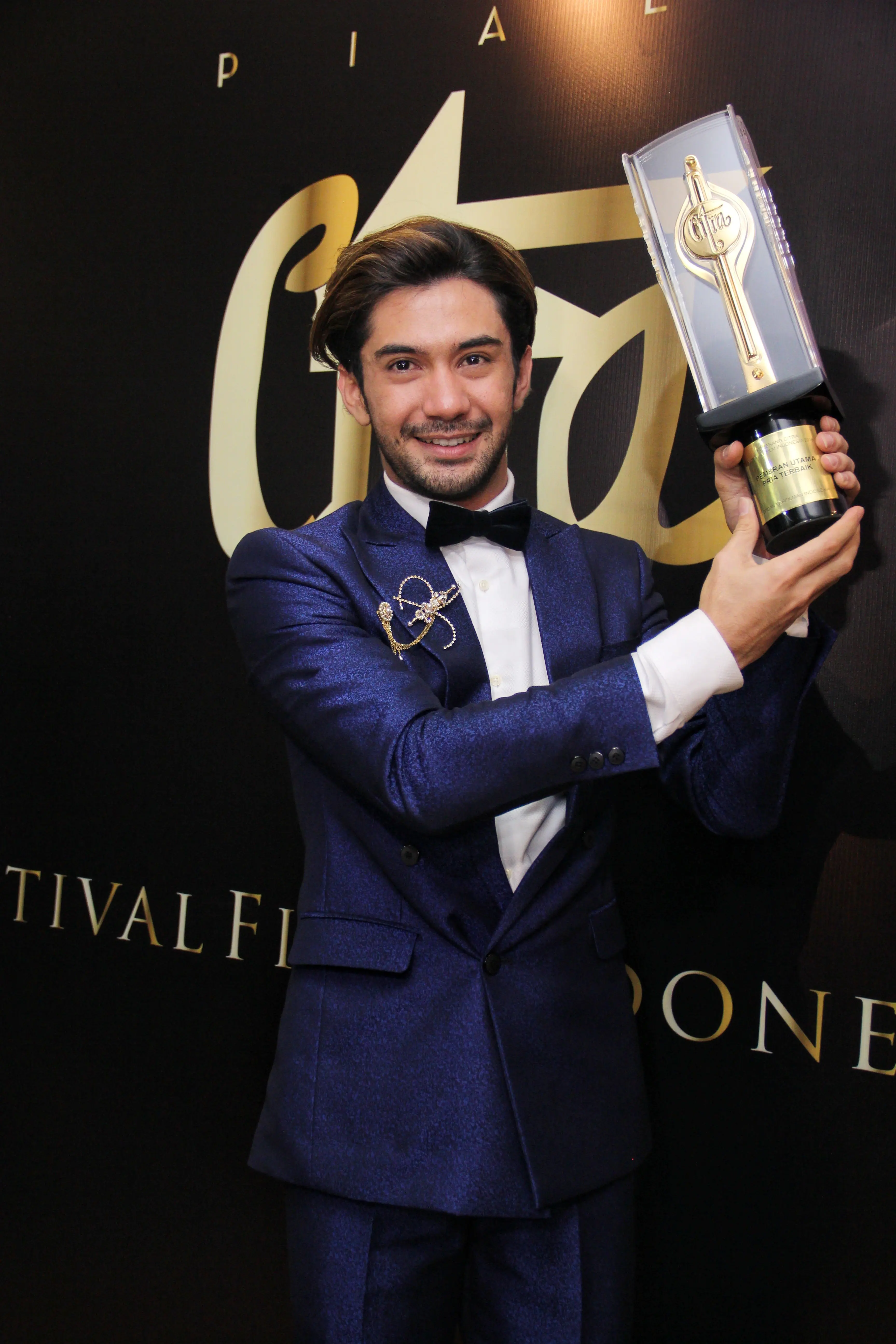 Reza Rahadian pemenang Aktor Utama Terbaik di FFI 2016 (Adrian Putra/bintang.com)