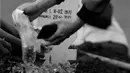 Anggota keluarga menabur bunga di makam kerabat yang dimakamkan dengan protokol COVID-19 di TPU Bambu Apus, Jakarta, Kamis (28/1/2021). TPU Bambu Apus merupakan satu dari enam lokasi pemakaman jenazah dengan protokol COVID-19 yang disediakan Pemprov DKI Jakarta. (Liputan6.com/Helmi Fithriansyah)