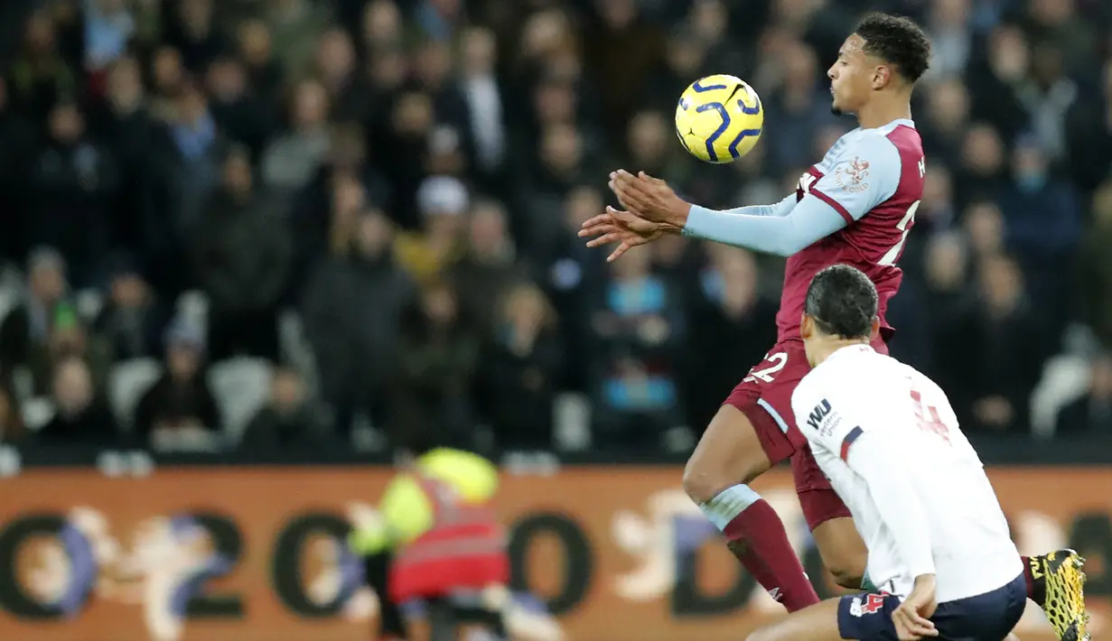 Pemain West Ham, Sebastien Haller mengontrol bola dari kawalan bek Liverpool, Virgil van Dijk  pada pertandingan Liga Inggris di Stadion London, Rabu (29/1/2020). Liverpool menang 2-0 atas West Ham dan tetap kokoh di puncak klasemen dengan poin 70. (AP Photo/Frank Augstein)