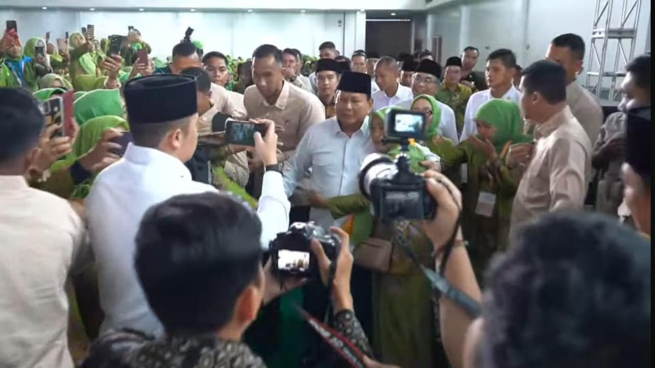 VIDEO: Mendadak Gibran Lari Kencang Bikin Paspampres Ngibrit di Muslimat NU Demi Jemput Prabowo