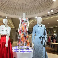 Koleksi Fall/Winter 2025 alice + olivia by Stacey Bendet yang mengusung gaya feminin berani. (Foto/Dok: Fimela reporter/Amelia S. Aswandi)