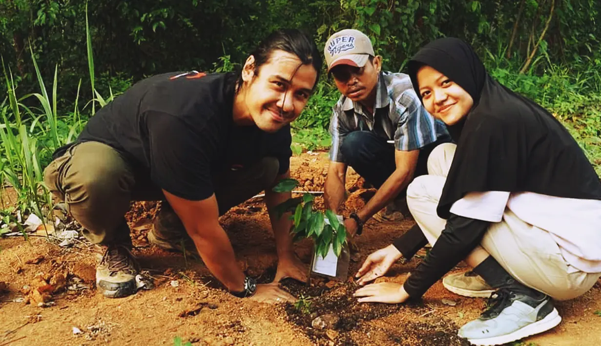 Dalam sinetron Cinta Bunga, penampilan awal Chicco belum seperti sekarang yang gondrong. Dulu masih memiliki gaya rambut pendek. Setelah terkenal melalui sinetron, Chicco pun melebarkan sayapnya di industri film. (Liputan6.com/IG/@chicco.jerikho)