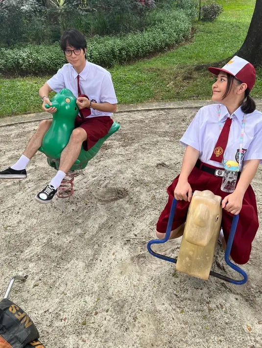 Tidak hanya Prilly yang mnegenakan seragam SD, tapi juga Pradikta Wicaksono. Potret keduanya masih mengenakan seragam sekolah saat bermain seperti layaknya anak SD. [Instagram/prillylatuconsina96]