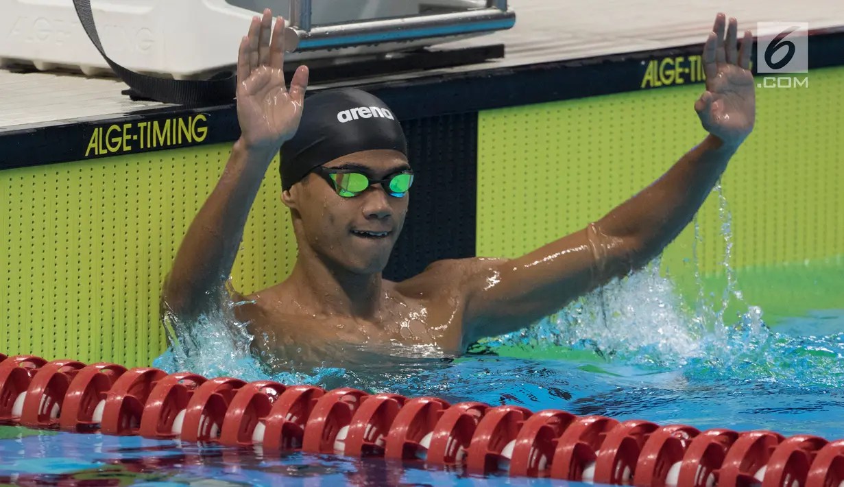 Perenang Indonesia, Jendi Pangabean melakukan selebrasi usai menjadi yang tercepat pada Asian Para Games cabang renang nomor 100 meter gaya punggung S9 di Stadion Aquatic, Jakarta, Kamis (11/10). (Bola.com/Vitalis Yogi Trisna)