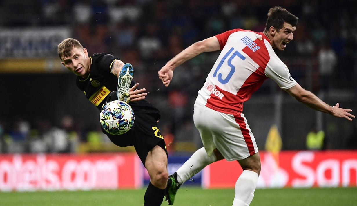 Ondrej Kudela (kanan) yang kini berusia 35 tahun ini memulai karier profesionalnya bersama FC Slovacko, klub divisi utama Liga Republik Ceska pada awal musim 2005/2006 usai dipromosikan dari Slovacko U-19. Ia mampu bertahan selama dua musim bersama Slovacko dan total bermain dalam 31 laga dengan torehan 1 gol dan 1 assist. (AFP/Marco Bertorello)