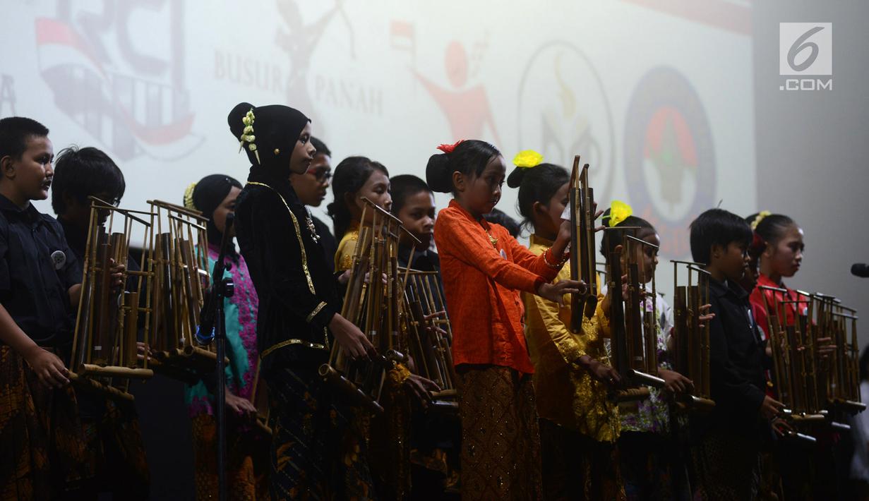 Anak-anak dengan baju kebaya memainkan angklung di Auditorium CGV Cinemas, Grand Indonesia, Jakarta, Sabtu (21/4). Acara ini menyuguhkan ragam seni budaya tradisional dari berbagai daerah. (Merdeka.com/Imam Buhori)