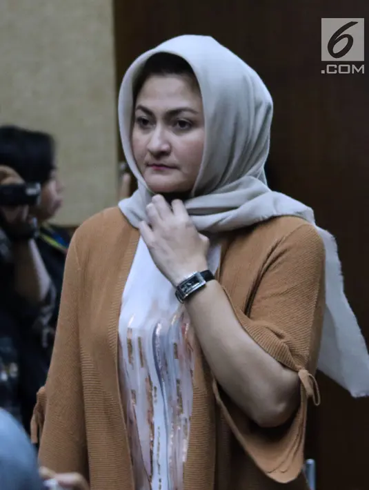 Istri Setya Novanto, Deisti Astriani Tagor bersiap menjadi saksi pada sidang lanjutan dugaan merintangi penyidikan korupsi e-KTP dengan terdakwa Fredrich Yunadi di Pengadilan Tipikor, Jakarta, Kamis (3/5). (Liputan6.com/Helmi Fithriansyah)