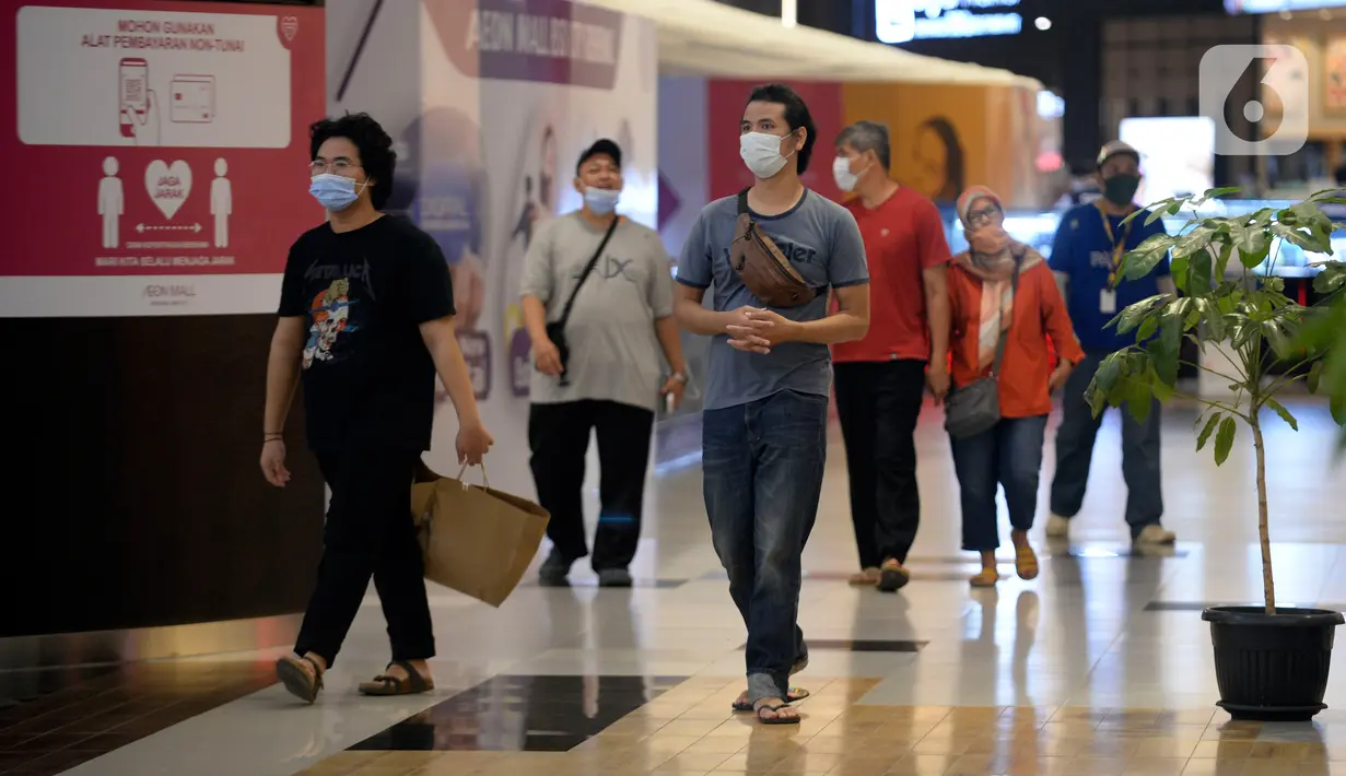 Pengunjung berjalan di AEON Mall setelah kembali dibuka untuk umum di BSD City, Kabupaten Tangerang, Banten, Kamis (13/8/2020). Aeon Mall  BSD City kembali dibuka, Kamis (13/8) pagi setelah bersama Pemkab Tangerang melakukan kegiatan sterilisasi dan disinfeksi. (merdeka.com/Dwi Narwoko)