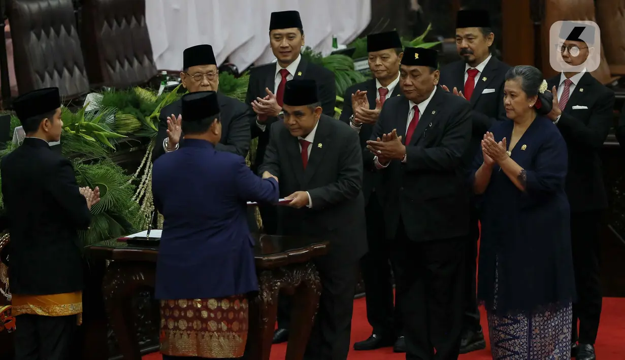 Prabowo Subianto dan Gibran Rakabuming Raka menerima berkas berita acara pelantikan dari Ketua MPR RI Ahmad Muzani. (Liputan6.com/Herman Zakharia)