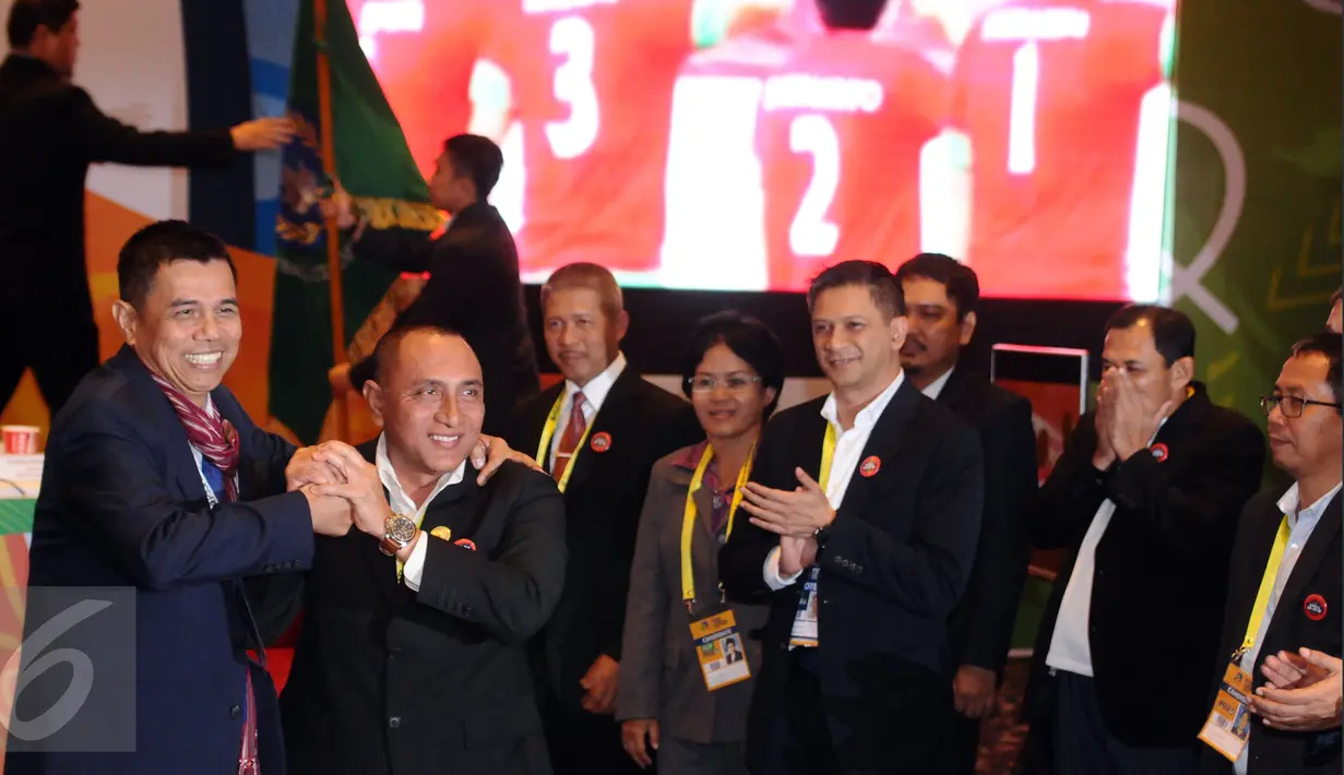 Plt Ketua PSSI, Hinca Panjaitan (kiri) menyalami Edy Rahmayadi usai terpilih menjadi Ketua Umum PSSI 2016-2020 pada kongres biasa di Jakarta, Kamis (10/11). Edy Rahmayadi meraih suara 76 dari 107 pemilik hak suara. (Liputan6.com/Helmi Fithriansyah)