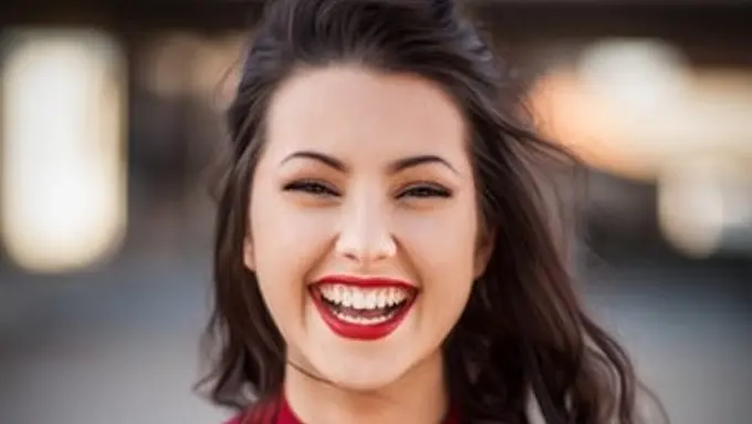 Tutupi Spot Hitam di Wajah dengan Lipstik Merah, Makeup Jadi Sempurna!