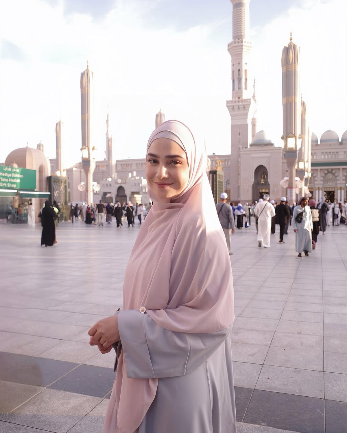 7 Potret Syifa Hadju Umrah Bersama Keluarga, Tampil Cantik Berhijab - Penuh Haru