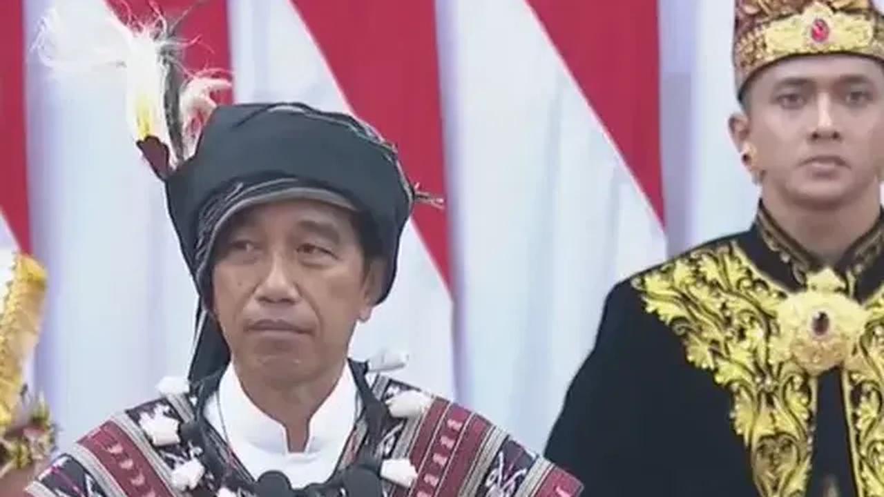 Presiden Jokowi yang menyampaikan pidato kenegaraan HUT ke-78 RI di Sidang Tahunan tersebut tampak mengenakan baju adat dari Tanimbar, Maluku.